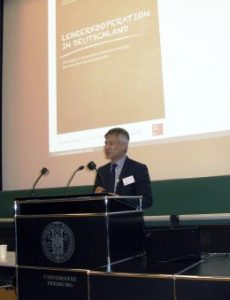 Prof. Dr. Hans Anand Pant bei seinem Vortrag "Lehrkräftekooperation - Anspruch und Wirklichkeit". Dieser Vortrag wurde im Rahmen der Ringvorlesung "Lehr- und Lernperspektiven" des Wintersemesters 2017/2018 gehalten
